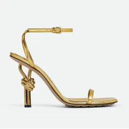 Altın Sandallar Düğüm Elektroklokerat 9 cm topuklular Sandals Ünlü Tasarımcı Kadın Yüksek Kaliteli Deri Elbise Ayakkabı Kare Ayak Ayak Parçaları Yüksek Topuklu Düğün Akşam Kutusu 10A