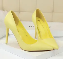 Женские насосы модные брендные туфли на высоких каблуках черно -розовые желтые туфли Женская свадебная обувь свадебная кожа.
