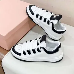 2024 Top hochwertige MM-Freizeitschuhe Miumiuu Sneakers für Männer Frauen Schwarz weiß rosa Mode-Fashion-Trainer Leichtes Link-Emboss-Einzelsportmänner Sneakers E12