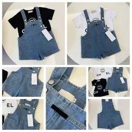 Designer Style Kids Denim Overalls och Black White Tees Set eleganta och prisvärda trendiga pojkar och flickor Set Fashionable Casual Set Märke Kids Clothing Set