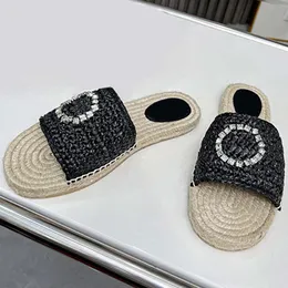 Роскошные женские переполнения слайдов дизайнерские эспадриль Raffia Slippers Crystalls Flat Shoes Rubber Sule Summer Blats Outdoor Sandal с коробкой 568