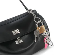 Keychains Lanyards 24B Ny rodeo One Shoulder Smooth Calf Leather Handheld Womens Bag med underarms låsspänne för fritids pendling Kelly Womens Bag Y240522