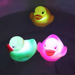 Toys de banho Baby Shower Toy Led Led Rubber Duck Cute Chuveiro de chuveiro Toy Flutuante Squeeze Duck Toy Baby Childrens Presente de Natal D240522