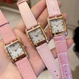 유명한 브랜드 핑크 가죽 쿼츠 시계 트렌디 한 입방 지르콘 베젤 스퀘어 시계 시계 여성 번호 클럭 백인 어머니 진주 껍질 다이얼 사인 로고 Heure Lady Wristwatch
