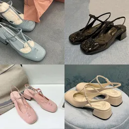 Elbise ayakkabı sandalet tasarımcısı kadınlar yaz moda zarif mizaç patent patent deri ayakkabı sığ ağız yüksek topuk tek sandal siyah pembe mavi kahverengi kutu