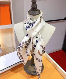 豪華なシルクスクエアスカーフ女性新しいデザイナー100％サテンフローラルプリントネックリングネックライン装飾ハンドバッグショールズネッカチーフブラックホワイト