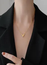 Naszyjniki wiszące Ruo moda nigdy nie zanikała złota litera v kształt Naszyjnik Europejska kobieta biżuteria tytanowa stal nierdzewna ACCES4582202