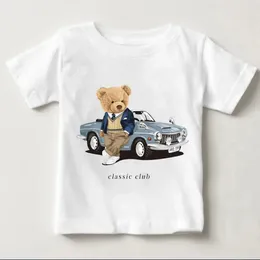 Funny Bear Riding Motorcycle Car Print Boys and Girls White T-shirt Childrens Summer Harajuku roliga babykläder toppar 240522