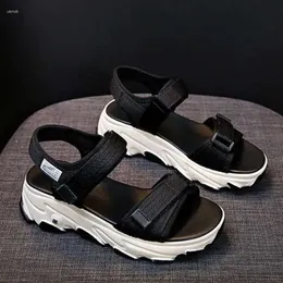 2024 Sportsandaler Kvinnor Daddy Summer Ladies Shoes Fashion Casual Non-Slip Platform Beach Sandalias de M 3DE