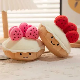 Plyschkuddar kuddar hög kvalitet söt jordgubbkakaformad kudde kök dekor plysch leksak fotografering rekvisita efterrätt mat fylld doll barn gåva h240521
