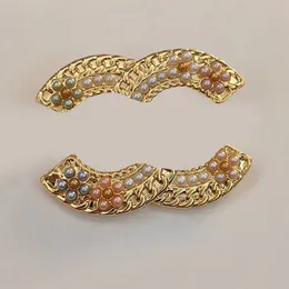 Yüksek kaliteli marka mektubu tasarımcı mücevher broşlar kadın erkekler çiftler lüks elmas inci bakır broş takım elbise laple pim moda takı aksesuarları