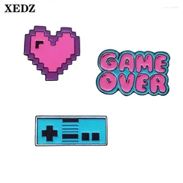 Broschen Xedz Romantik Custom Love Game Over Letter Console Button Emaille Pin Exquisite Mode Badge Backpack Cooch Brosche Geschenk