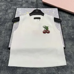 Miumiuss Tshirt Cherry 패턴 탱크 여성 라인톤 편지 편지 승무원 목 니트 T 셔츠 민소매 스포츠 Miumiuss Tshirt Knitwear 304