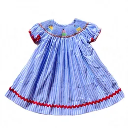 소녀의 산호 분홍색과 파란색 줄무늬 아이스크림 드레스 작업복 주교 수제 스타일 핸드 스모크 L2405