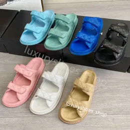 Sandaler pappa Sandaler Slides Shoes Womens Mule Slide Flat Shoes 100% Leather Slip On utan den bakre remmen Summer quiltade läderdesigner Sandaler Storlek 35-42 med låda