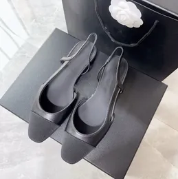 2024 Fragrance Style Womens tofflor Klassiska sandaler Läderdesigner Klänningskor Fashion Flat Heel Bekväm avslappnad kvinna Sandal Slingbacks lägenheter Loafers
