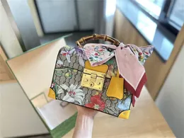 Frauen Umhängetasche Bambusgriff Bag Designer Handtaschen Tasche Frauen Blumen über echte Lederbeutel Schulterbeutel Handtasche Frauen Geldbeutel Frau Packag