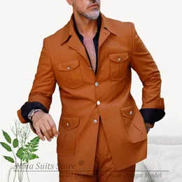Herrenanzüge GN 2024 Formale Männer passen Afrika -Stil verbrannte orange Kostüm Mariage Homme Silberknöpfe plädieren Patch Taschen Blazer Slim Hosen