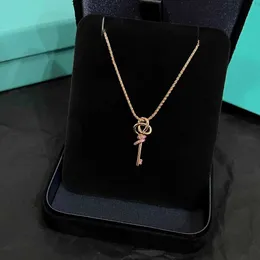 Designer's New Woven Series Mini Pink Diamond Key Halskette für Damen Instagram Vielseitige 925 Silberknoten Colarbone -Kette