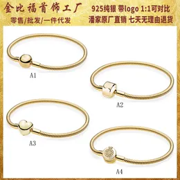 2024 Women's Sterling Silver Charm Tgolden Love Button Classic Style Snake Bone Bracciale di base per uomini e donne