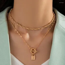 Anhänger Halsketten Tocona Mode Nischendesign ot Schnalle Schloss Mehrschichtiger Pendent Nacklace für die geometrische Legierung von Frauen Falten zwei Schlüsselbeins