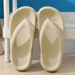 Flops Anti Slip Flip mit Hausschuhen Füßen im Freien Sommerweiches Badezimmerpaar im Freien lässige dicke Soled Sandalen Sand 022 Pers tragen