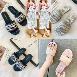 Tofflor kvinnor märke sommarsandaler fashionabla flip flops designer plattform bokstäver yttre slitage tjock botten höjda stora dhgate sandaler för kvinnor med låda