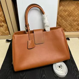 12A Upgrade Mirror Quality Crossbody Bag designer axelväska Medium handväska för kvinnor svart brun färg tillgänglig kohud handväska lyxväska med topphandtag