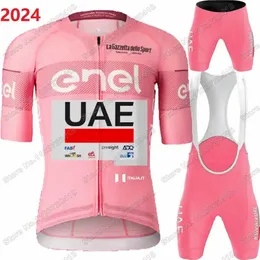 Pink Italia Tour Emirati Arabi Uniti Team Cicling Jersey Set di abbigliamento estivo Uomini a manica corta kit camicie da strada per bici da bici cingolato 240522 240522