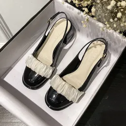 2021 Masowe kobiety mężczyźni skórzane pół kapcie Slajdy klasyczne metalowe buty haftowe buty Sandały Sandały Mokasyna jesień zima ciepłe wełniane pudełko na śluzowe pudełko