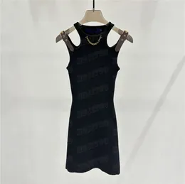 女性用の不規則なニットドレスデザインショルダーストラップベルトベストドレスファッションチャームレディースブラックスカートパーティーナイトクラブ