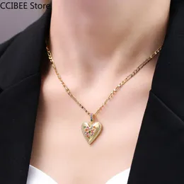 Hochwertige herzförmige gemischte Farbkragenkette Einfache und kleine Liebe Schöne Zirkon Messing plattiert echte goldene Halskette 240524