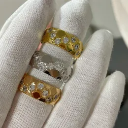 Широкая версия сотовой кольцо для женщин 18K Rose Gold V-Gold High версия изысканная высококачественная чувственная универсальная бриллиантовая инкрустация сотовых кольцевых украшений