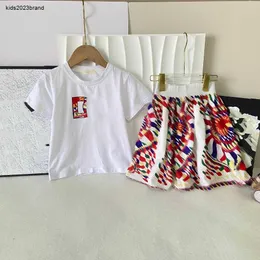 새로운 여자 드레스 여름 어린이 트랙 슈트 디자이너 아기 옷 크기 100-150 cm 화려한 로고 인쇄 티셔츠와 화려한 짧은 치마 24may