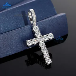 Pingente de moissanita personalizado por atacado 5mm 0,5ct gelo fora Moissanite Gra Charm Charm Fashion Religion Christian Cross Pinging