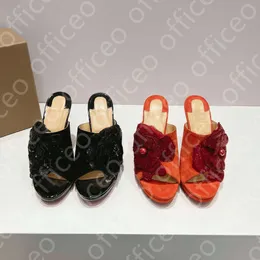 Novos sapatos de saltos de grife de designer de solado vermelho, senhoras de luxo de luxo, enfeite floral com festas de laranja preta de miçangas