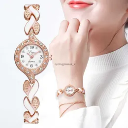 Hot Salking Fashion Bracelet Style Quartz Womens Assista Pequena Fragrância Luz Luxo Diamante Inclado para Mulheres