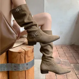 Сапоги коровь замша Botas Vintage заостренные пальцы на ногах на низком каблуке повседневная женщина по поясу ремня мода мода середина теленка на больших манжетах Western