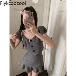 Vestidos de trabalho Flykcoozooi Saias de estilo francês Definição de manga curta Camisetas de botão sólido Tops Ruffles A-line Skirt Salia vintage Casual Duas peças conjuntos