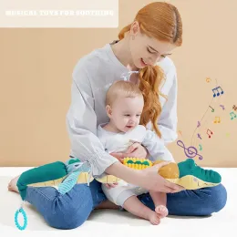 Baby musikalisk fylld djuraktivitet mjuka leksaker med skrynkliga skrallelstrukturer Mage Time Toys för nyfödda spädbarnskrokodilgåvor