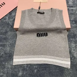İki Parça Elbise Mi24 Kız Tarzı Ağır Endüstri Üç Boyutlu Mektup Dekorasyon Renk Engelleme Tasarımı Kilsiz Kısa Örme Yelek