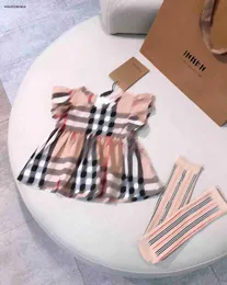 Neue Neugeborenen-Overalls Designer Kleinkind Kleidungsgröße 59-90 cm Babykriechanzug Khaki Plaid Design kurzärmelig Kleider und Socken 24may