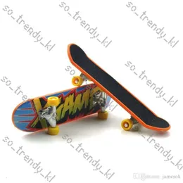 أطفال ألعاب الرسوم المتحركة المجاورة للوحة الإصبع الشاحنة Mini Mini ABS Skateboard لعب ألعاب التزلج الأصابع C034 381