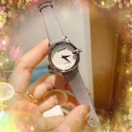 Beliebte Luxusfrauen Kleidung Biene G kleine Uhren echtes Lederband Relogio Feminino Lady Quarz einfache Stunde Elegante Armbanduhren Favo 222y