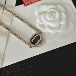 Boutique 18K Gold-plattierte Halskette aus Messingmaterial Designer klassisches Herz-Form-Design hochwertiger kleiner Diamant-Eingelegter Geschenkkette mit Kasten