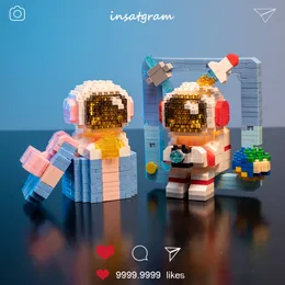 Микро -частичные здания блокируют творческий космос аэрокосмическая фигура астронавта со светлыми кирпичами, установленными игрушками для детей подарком