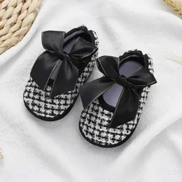 First Walkers Newborn Baby Shoes Baby Girl Scarpe Principessa Scarpe in bianco e nero a scacchi Anti Slip Toddler First Step Scarpe per bambini 0-12m D240525