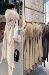 Versão coreana Casaco de cashmere longo com capuz de peles com raposa real espetada espessa bolsos grandes revestem mulheres mulheres fora de casaco de inverno C3501953