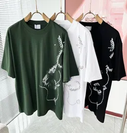 Yeni Erkek Tasarımcı Tişört Gevşek Erkekler Kadın Tees Tees Man Rahat 3d Kolye Baskı Gömlek Yüksek Kaliteli Giyim Şortları Kol Polos Street Hip-Hop Tshirt