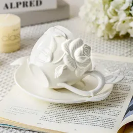 Coppe Saucers French Romantic Cup e piastra Ceramica Pinch Flower Coffee Tagne 3D Reliefietta Decorazione del ristorante Decorazione Pomeriggio Set da tè pomeridiano